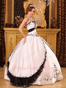 Classical White and Black Embroidery Carnival Court Ball Dress Western Village Style