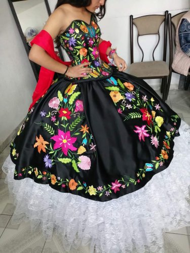 Charro Embroidery Quinceanera Vestido Black and White En blanco y negro