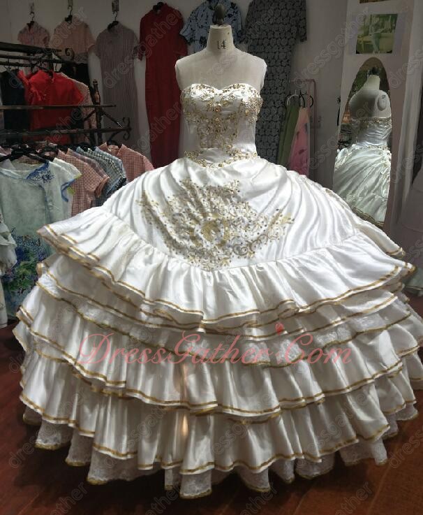 Horseshoe and Horse's Head Embroidery Off-White Western Quince Ball Gown Cake Layers - Click Image to Close